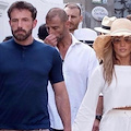 Jennifer Lopez e Ben Affleck, la coppia arriva a Capri tra selfie e applausi. Prossima tappa a Positano?