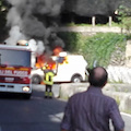 Ravello, furgoncino in fiamme sulla SS 163, tempestivo intervento dei Vigili del Fuoco /FOTO e VIDEO