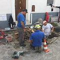 Ravello, perdita a condotta idrica in Via Trinità: centro storico senz'acqua [VIDEO]