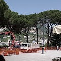 Ravello, pericolo pigne: stamani potatura dei pini in piazza [FOTO]