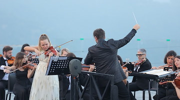 Dalla platea di Ravello solo applausi per Laura Marzadori e per la Filarmonica di Benevento diretta da Michele Spotti | FOTO