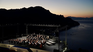 Il concerto all’alba di Ravello: emozioni e meraviglia di un evento unico che affascina e stupisce 