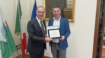 L'Executive Chef del Caruso di Ravello Armando Aristarco premiato dal sindaco di Torre del Greco