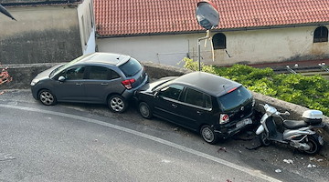 Si schianta contro veicoli in sosta a Ravello e fugge, si cerca il responsabile per il risarcimento danni