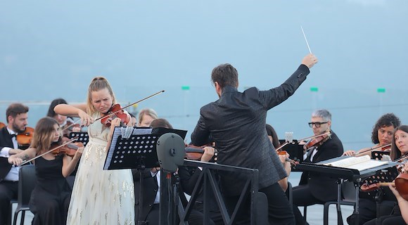 Dalla platea di Ravello solo applausi per Laura Marzadori e per la Filarmonica di Benevento diretta da Michele Spotti | FOTO