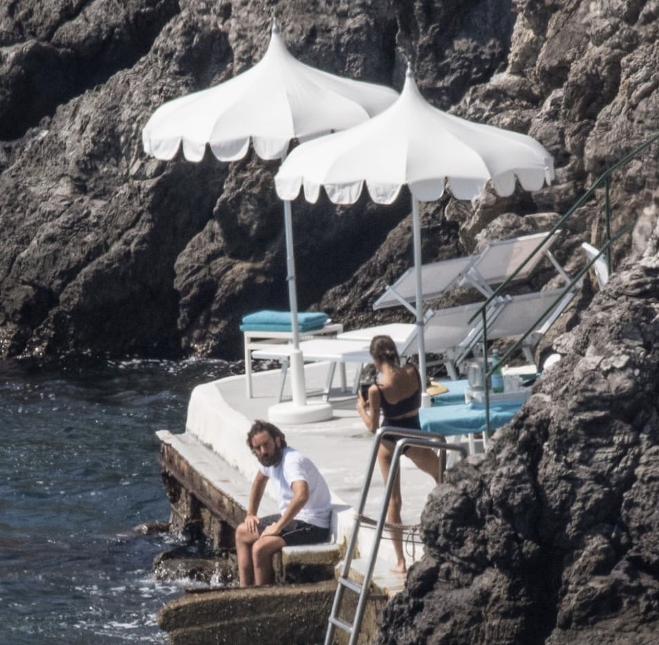 Ravello Notizie Sotto Il Sole Di Ravello Per Tommaso Paradiso Thegiornalisti Relax A Palazzo Avino Foto